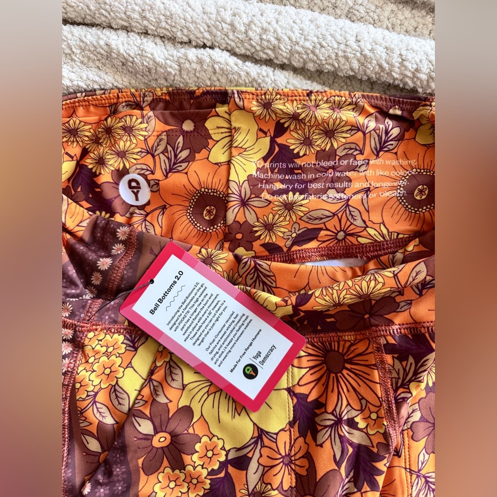 Yoga Democracy Bell Bottoms 2.0 in Flower Power New With Tags - Picture 3 of 3